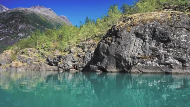 Rocky Cliffs Loenvatnet Lake Reflected Still Water Slow Motion View — Stockvideo
