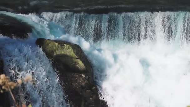 野生の山の川の滝 岩から落ちるホワイトウォーターを荒れ狂う スローモーション クローズアップ ループ 高品質4K映像 — ストック動画