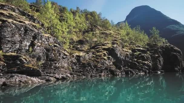 Litorali Rocciosi Ricoperti Foreste Sul Lago Loenvatnet Torri Montagna Sullo — Video Stock