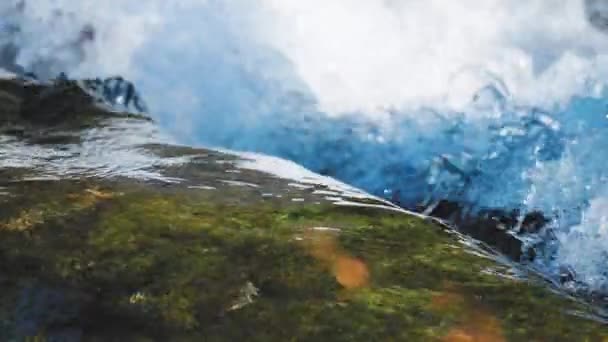 流动在岩石底部的透明清洁水的慢镜头 特写镜头 高质量的4K镜头 — 图库视频影像