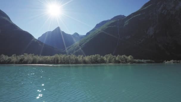 Stále Tyrkysové Vody Jezera Loenvatnet Lesy Pokryté Hory Pozadí Sluneční — Stock video