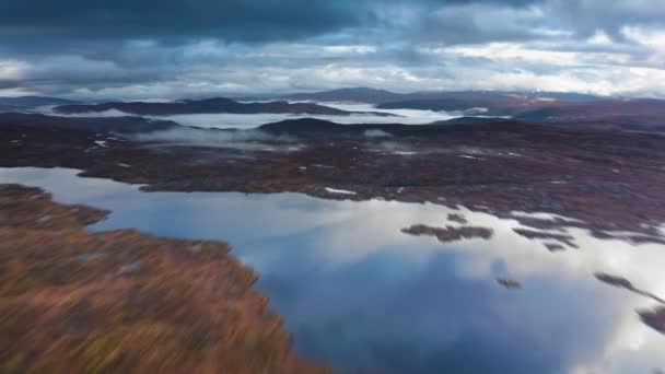 北湿地帯の空中ビュー 霧が低地に忍び込む 重い灰色の雲は鏡のようにまだ湖に反映されます そうだ 高品質4K映像 — ストック動画