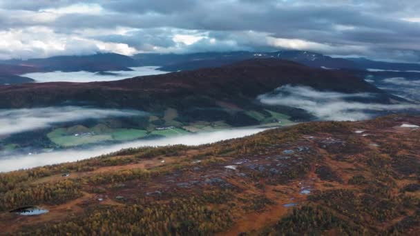 秋天山谷上空笼罩着浓重的灰云 浓雾弥漫在低洼地区 镜像湖散落在山谷中 高质量的4K镜头 — 图库视频影像
