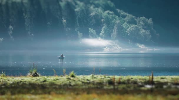 Pescador Barco Fiordo Una Fina Neblina Cuelga Sobre Lago Denso — Vídeos de Stock