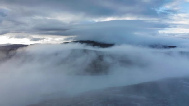 濃い灰色の雲が秋の谷の上にかかっている 低地では濃霧が忍び寄る 高品質4K映像 — ストック動画