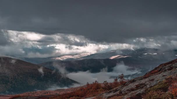 浓重的灰云在秋天的山谷上空盘旋 投下了黑暗的阴影 浓雾弥漫在低洼地区 是的高质量的4K镜头 — 图库视频影像