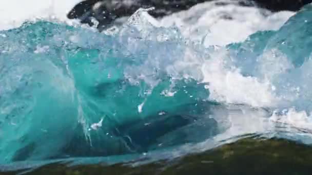 透明なきれいな渦巻く水のスローモーションショット クローズアップ ループ 高品質4K映像 — ストック動画