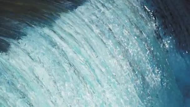 Zeitlupenaufnahme Des Durchsichtigen Sauberen Fallenden Wassers Nahaufnahme Schleife Hochwertiges Filmmaterial — Stockvideo