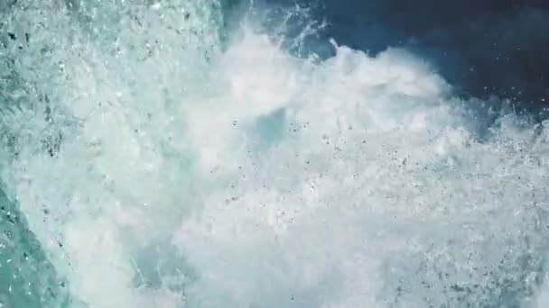 Крупный План Падающей Белой Воды Медленное Движение Петля Видео Высококачественные — стоковое видео