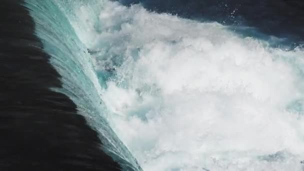 瀑布式湍急的白浪的慢镜头 特写镜头 高质量的4K镜头 — 图库视频影像