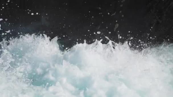 在湍急的飞溅的白浪中拍了一张特写 慢动作 回圈视频 高质量的4K镜头 — 图库视频影像