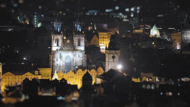 Widok Powietrza Pragi Nocy Przyciemnione Światła Uliczne Nabrzeżu Ruchu Ulicach — Wideo stockowe