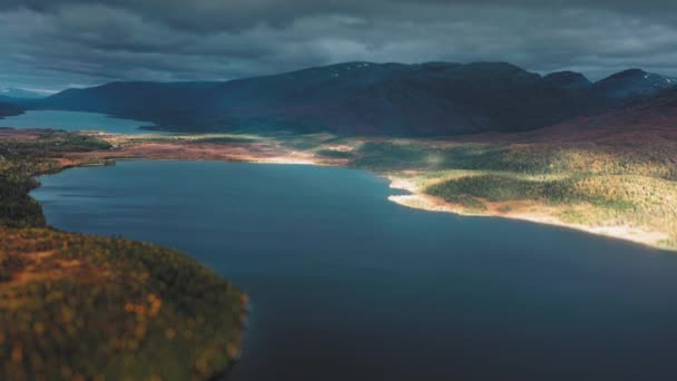 Vue Aérienne Toundra Automne Vents Étroits Long Rive Lac Forêt — Video