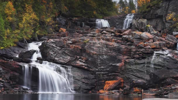 在美丽的秋天风景中 特写镜头拍摄了斯托福塞瓦河上的瀑布 长期暴露 高质量的4K镜头 — 图库视频影像