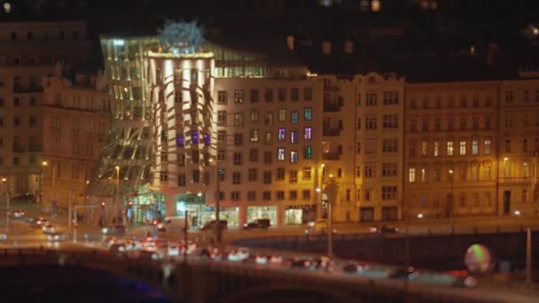 Une Vue Miniaturisée Célèbre Maison Dansante Prague Nuit Trafic Intense — Video