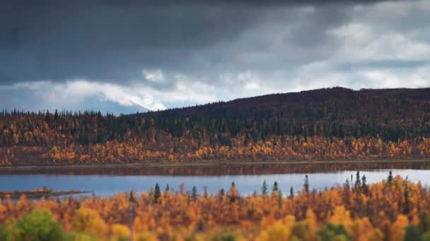 Fırtınalı Bulutlar Göl Üzerinde Sonbahar Tundrasında Ormanla Kaplı Tepelerde Asılı — Stok video