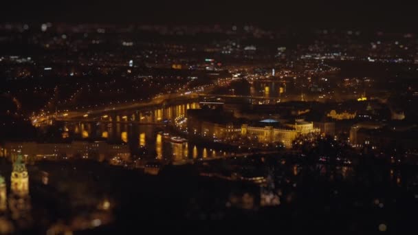 Letecký Pohled Prahu Noci Tlumená Pouliční Světla Nábřeží Provoz Ulicích — Stock video