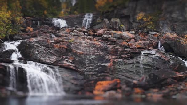 Detailní Záběr Vodopádu Řece Storforselvě Temné Podzimní Krajině Zpomal Zatoč — Stock video