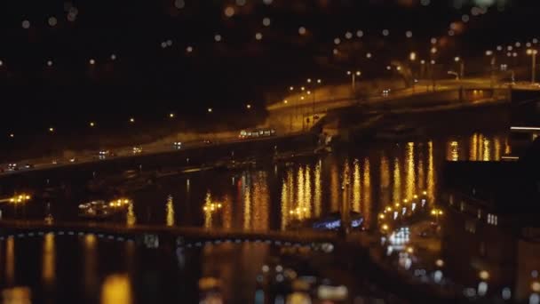 Widok Lotu Ptaka Nabrzeże Mosty Pradze Nocy Światła Uliczne Odbijają — Wideo stockowe