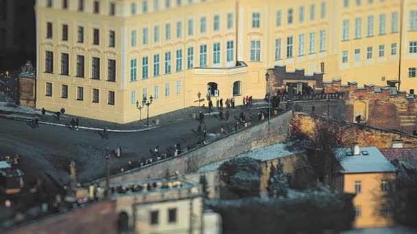 Multidões Turistas Passeiam Pelo Castelo Praga Inverno Vista Aérea Tilt — Vídeo de Stock