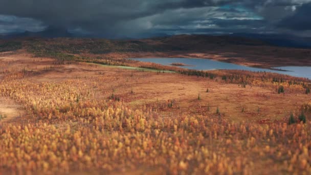Ciemne Burzliwe Chmury Nad Jeziorami Jesienna Tundra Zielone Pola Uprawne — Wideo stockowe