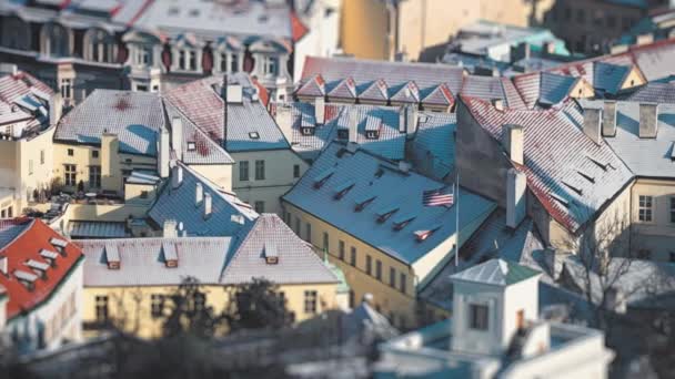 Vista Aérea Centro Praga Neve Fresca Nos Telhados Bandeira Americana — Vídeo de Stock