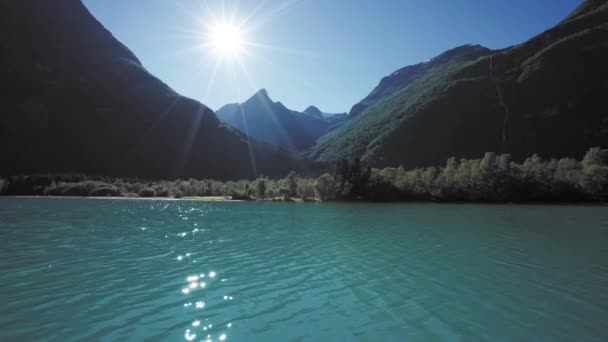 Tyrkysové Vody Jezera Loenvatnet Lesy Pokryté Hory Pozadí Jasné Slunce — Stock video