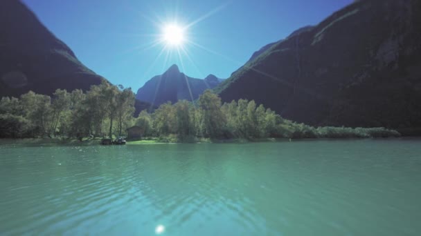 Turquoise Waters Loenvatnet Lake Forest Covered Mountains Background Bright Sun — Wideo stockowe