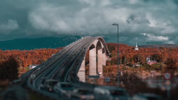 Egy Időzített Videó Saltstraumen Hídon Történt Forgalomról Erős Sötét Felhők — Stock videók