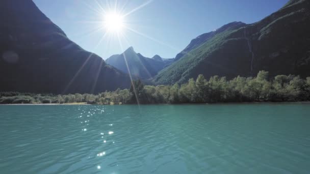 Turquoise Waters Loenvatnet Lake Forest Covered Mountains Background Bright Sun — Wideo stockowe