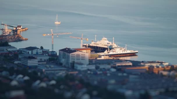 Mañana Puerto Molde Ferries Atracó Terminal Barco Vela Saliendo Del — Vídeo de stock