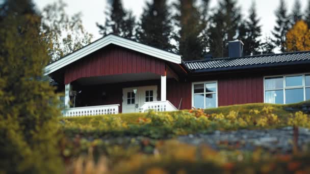 Venkovský Dům Kamennou Střechou Podzimní Krajině Severním Norsku Verandě Stojí — Stock video