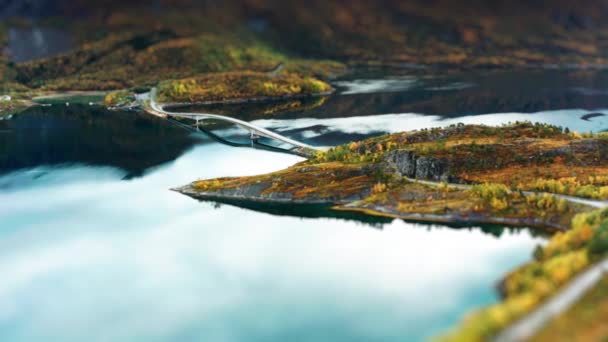 Miniaturyzowany Most Nad Fiordem Łączy Ląd Wyspą Sandhornoy Kolorowy Jesienny — Wideo stockowe