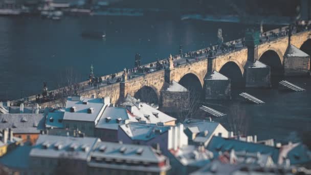 Multidões Turistas Passeiam Longo Ponte Charles Vista Aérea Praga Oldtown — Vídeo de Stock