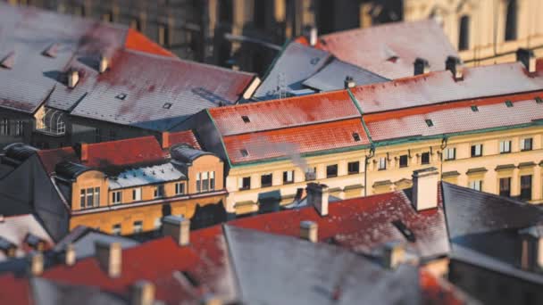 Φωτεινά Χρωματιστά Κτίρια Κόκκινες Στέγες Στους Δρόμους Της Πράγας Ένα — Αρχείο Βίντεο