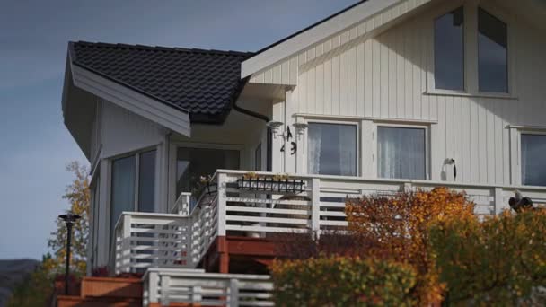 Uma Moderna Casa Campo Paisagem Outono Norte Noruega Vasos Flores — Vídeo de Stock