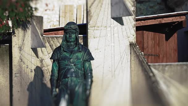 Zdjęcie Bliska Posągu Milana Stefanika Pobliżu Obserwatorium Pertina Wysokiej Jakości — Wideo stockowe