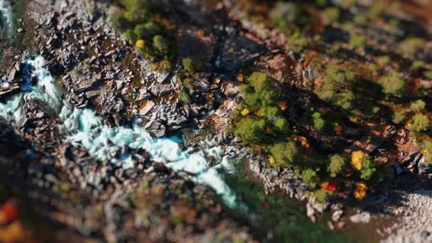 Miniaturizovaná Divoká Horská Řeka Řítí Skalnatém Dně Řeky Letecký Pohled — Stock video