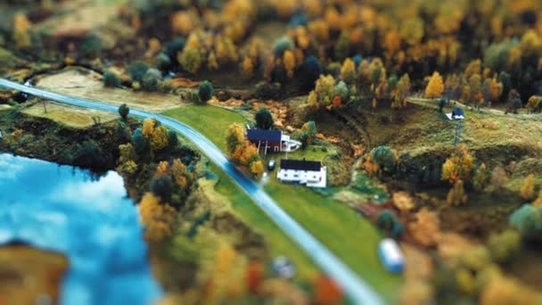 Une Ferme Miniaturisée Entourée Par Forêt Automne Sur Rivage Fjord — Video