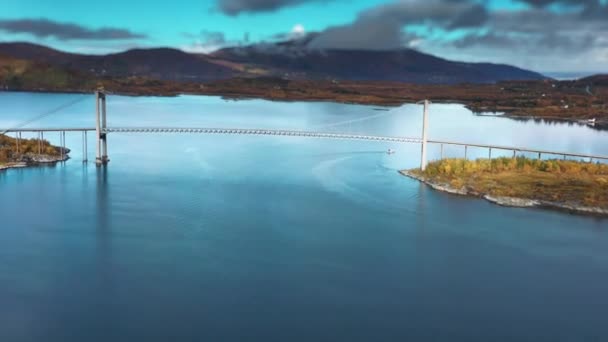 Pont Kjellingstraumen Étend Dessus Fjord Tour Des Montagnes Horizon Vue — Video