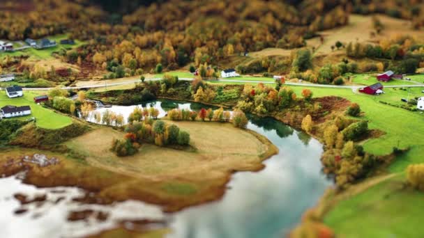 Miniaturizovaná Vesnice Farmy Pole Pobřeží Fjordu Hory Tyčí Pozadí Letecký — Stock video