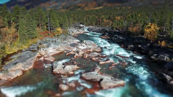 Skalowana Dzika Górska Rzeka Przepływa Przez Skaliste Tereny Górskie Widok — Wideo stockowe