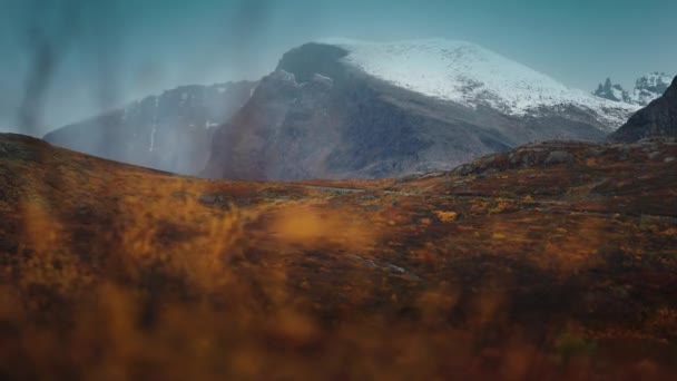 Візьмемо Панорамний Вид Норвезької Осінньої Долини Плямами Яскравих Апельсинів Жовтих — стокове відео