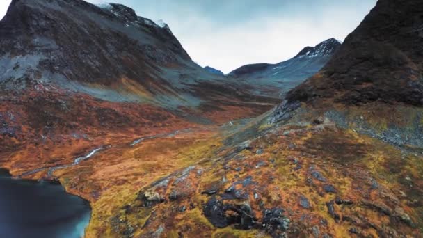 Sonbaharda Bir Norveç Vadisinin Nefes Kesici Hava Manzarasına Hayret Ediyorum — Stok video