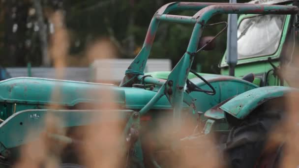 쓰레기장에 트랙터가 슬로우 클로즈업 고품질 — 비디오