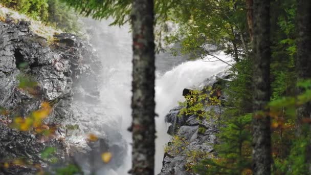 Vodopád Divoké Horské Řece Temných Zubatých Skal Padá Bělavá Voda — Stock video