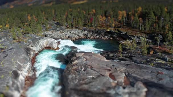 Skalowana Dzika Górska Rzeka Przepływa Przez Skaliste Tereny Górskie Widok — Wideo stockowe