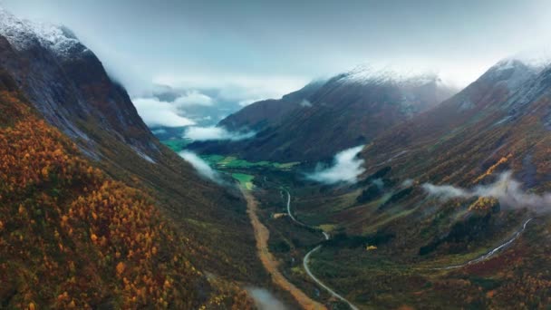 Wąska Droga Wieje Przez Szeroką Jesienną Dolinę Otoczoną Górami Białe Klip Wideo