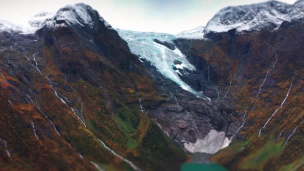 初秋的时候 当摄像机在冰面上方滑行 揭示其不断变化的轮廓时 博伊宁冰川和下边湖面令人振奋的航拍镜头 高质量的4K镜头 图库视频片段