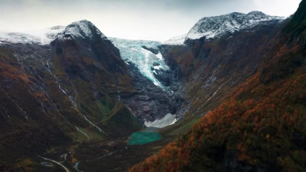 博伊宁冰川山谷令人叹为观止的空中摄影 在挪威戏剧性的风景中展现出其崎岖的魅力和冰冷的壮丽 高质量的4K镜头 免版税图库视频片段